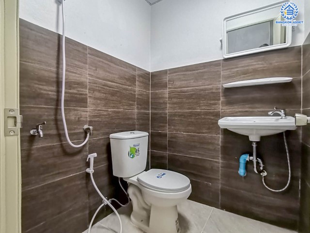 ทาวน์เฮ้าส์มือสองย่านกรุงเทพฯ ม.พระปิ่น2 ติดถ.บรมราชชนนี เนื้อที่ 18 ตร.ว. ฟังก์ชัน 2 ห้องนอน 2 ห้องน้ำ 1 ที่จอดรถ รีโนเวทใหม่ เปลี่ยนสุขภัณฑ์ ต่อเติมครัว พร้อมอยู่ บนทำเลดี เชื่อมต่อถ.พุทธมณฑลสาย2, ถ.กาญจนาภิเษก ใกล้ม.มหิดล และทางด่วน "ศรีรัช"